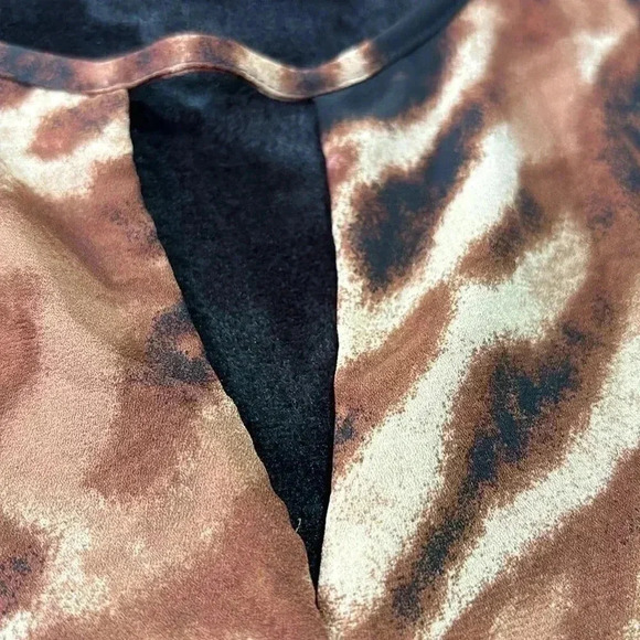 bar III Round v-cut neck, keyhole, long sleeve elastic waist back animal print - Picture 2 of 14